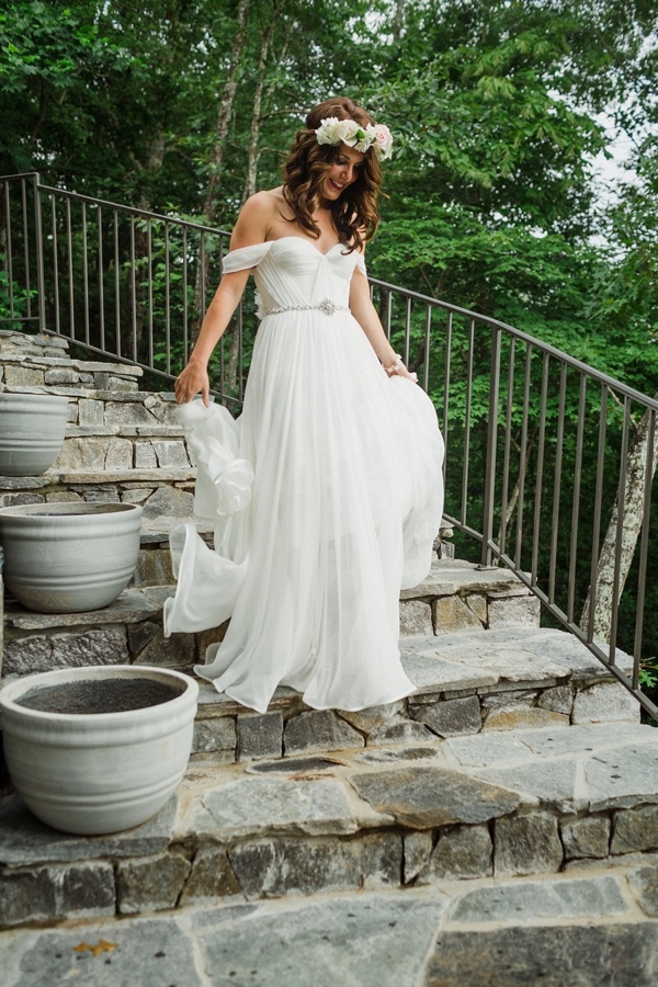 rustic-venue-meets-gold-details-in