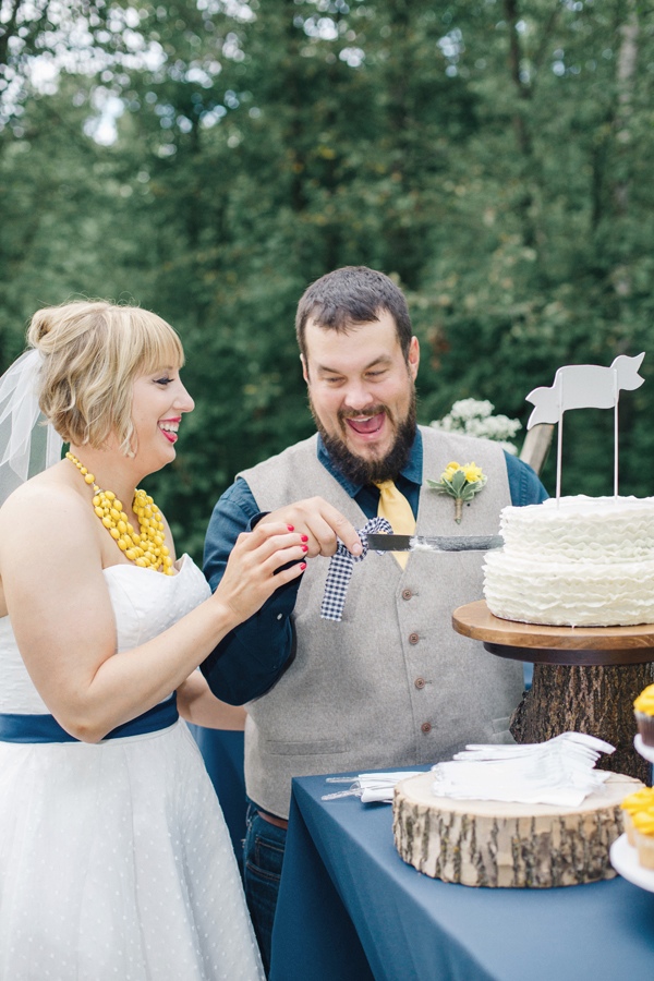 thrifted-yellow-and-navy-wedding