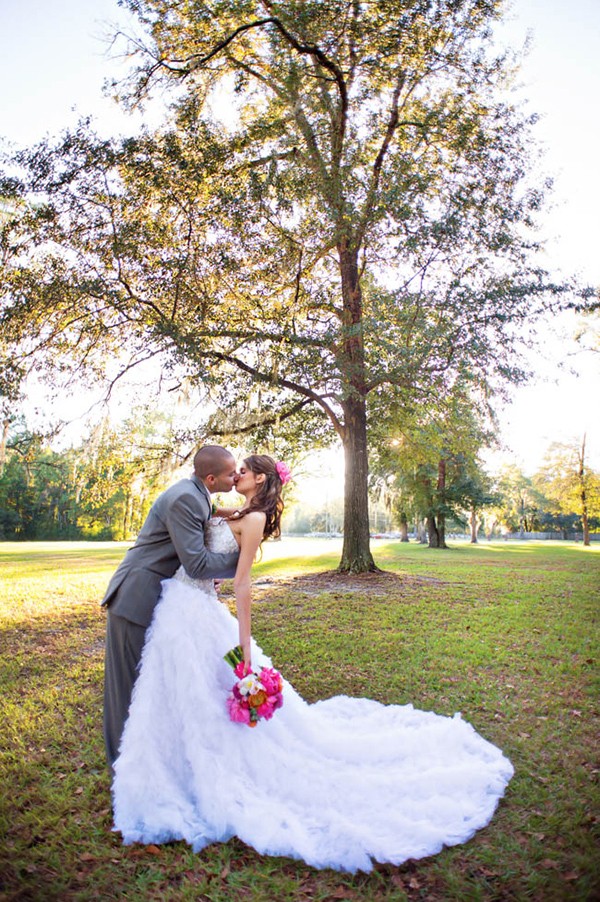 outdoor-wedding-with-bright-color