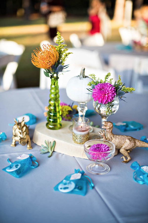 outdoor-wedding-with-bright-color