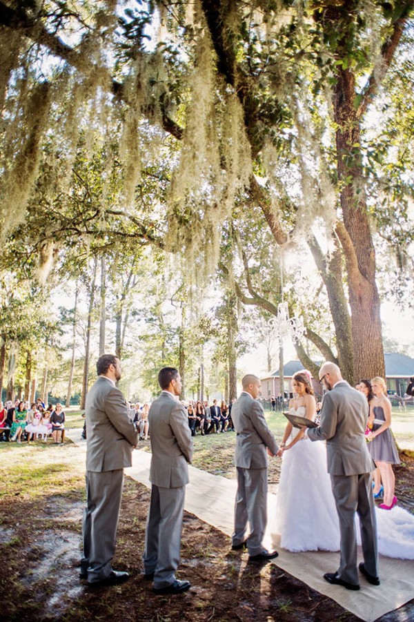 outdoor-wedding-with-bright-color