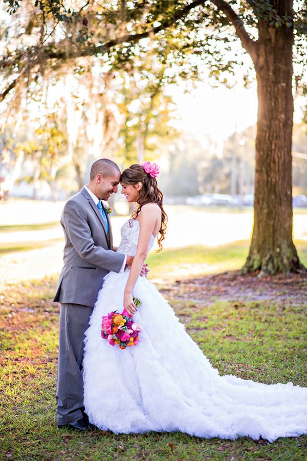 outdoor-wedding-with-bright-color