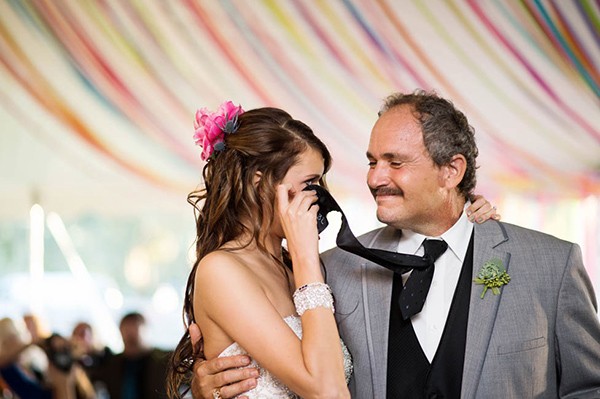 outdoor-wedding-with-bright-color