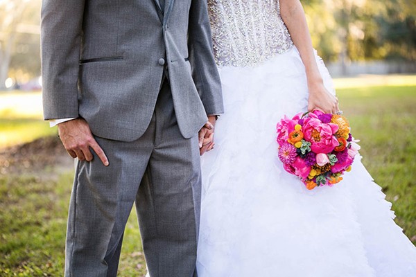outdoor-wedding-with-bright-color