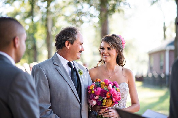 outdoor-wedding-with-bright-color