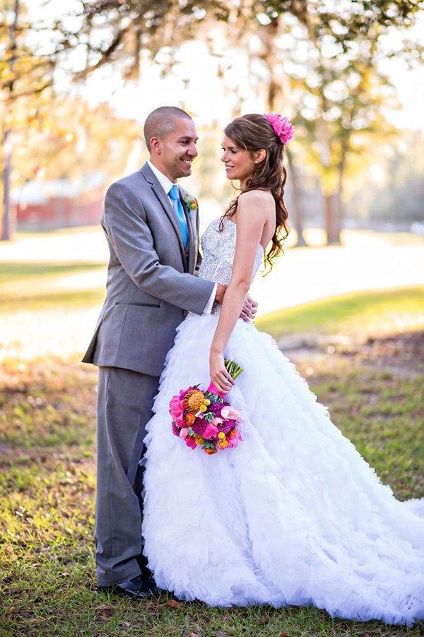 outdoor-wedding-with-bright-color