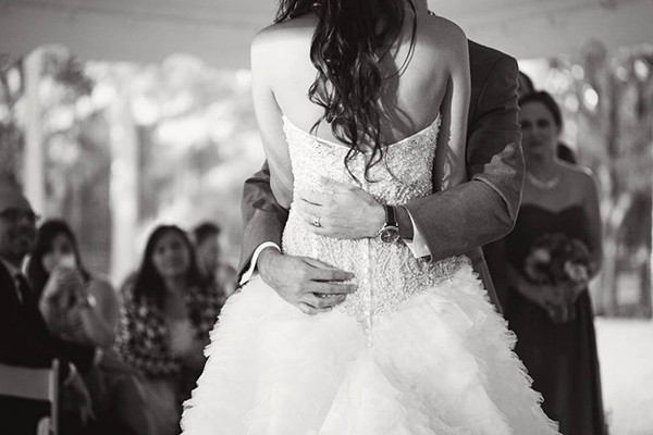 outdoor-wedding-with-bright-color
