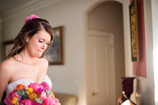 outdoor-wedding-with-bright-color