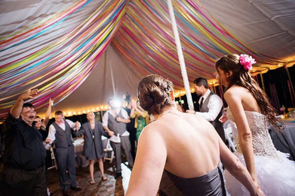 outdoor-wedding-with-bright-color