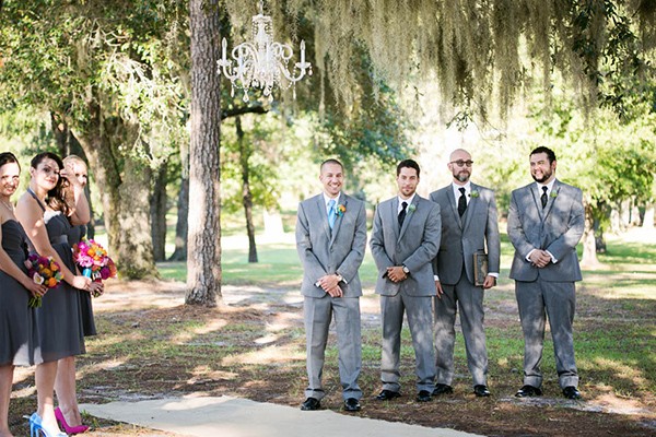 outdoor-wedding-with-bright-color