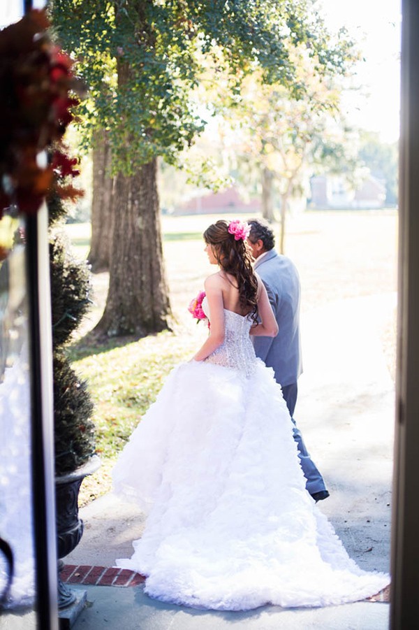 outdoor-wedding-with-bright-color