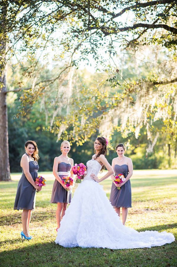 outdoor-wedding-with-bright-color