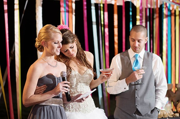 outdoor-wedding-with-bright-color