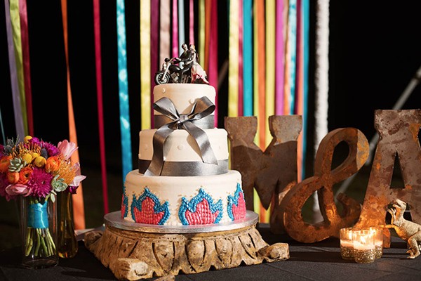 outdoor-wedding-with-bright-color