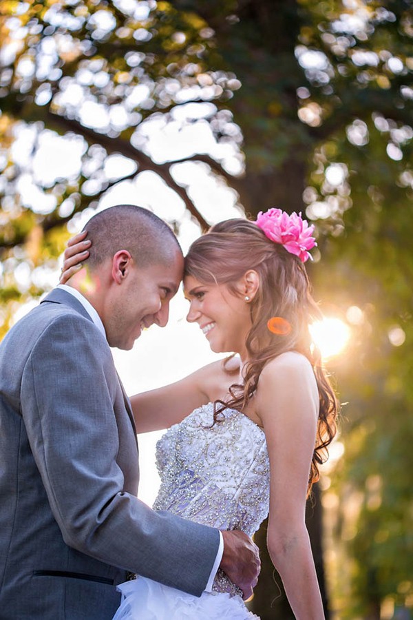 outdoor-wedding-with-bright-color