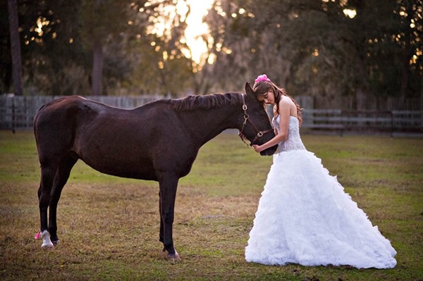 outdoor-wedding-with-bright-color