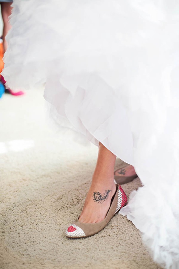 outdoor-wedding-with-bright-color