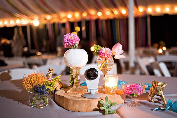 outdoor-wedding-with-bright-color