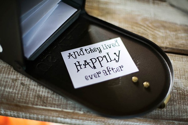 outdoor-wedding-with-bright-color