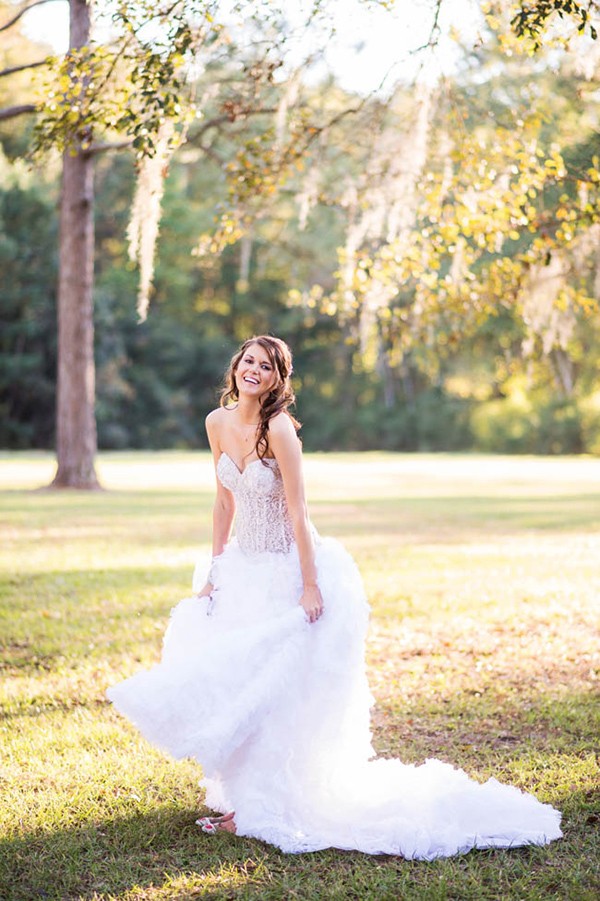 outdoor-wedding-with-bright-color
