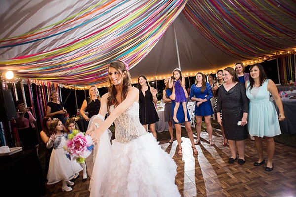 outdoor-wedding-with-bright-color