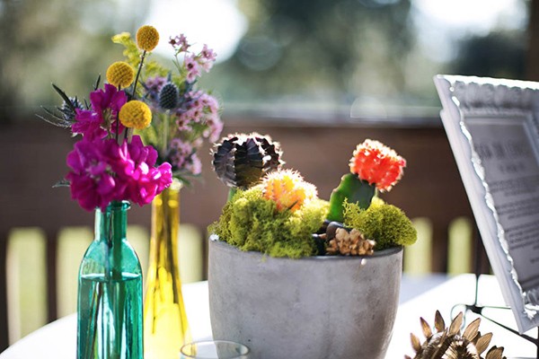 outdoor-wedding-with-bright-color