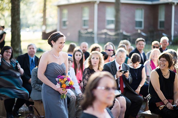 outdoor-wedding-with-bright-color