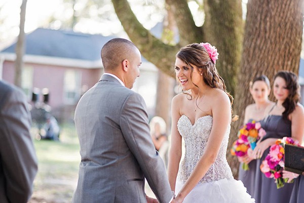 outdoor-wedding-with-bright-color