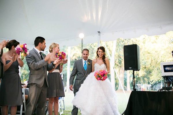 outdoor-wedding-with-bright-color