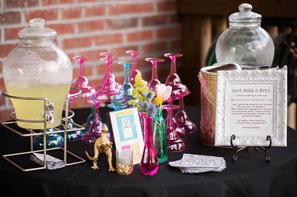 outdoor-wedding-with-bright-color
