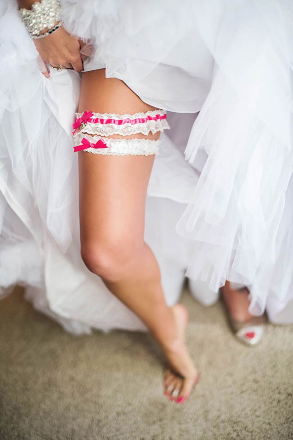 outdoor-wedding-with-bright-color