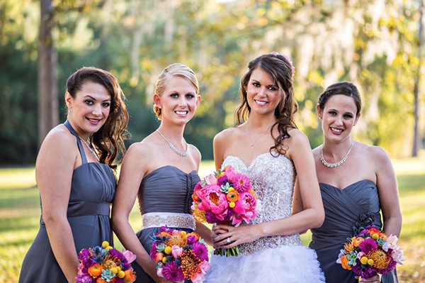 outdoor-wedding-with-bright-color