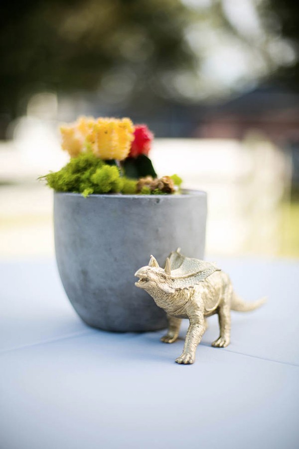 outdoor-wedding-with-bright-color