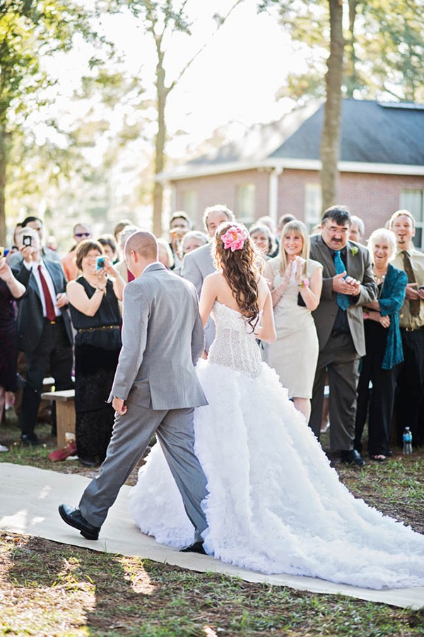 outdoor-wedding-with-bright-color