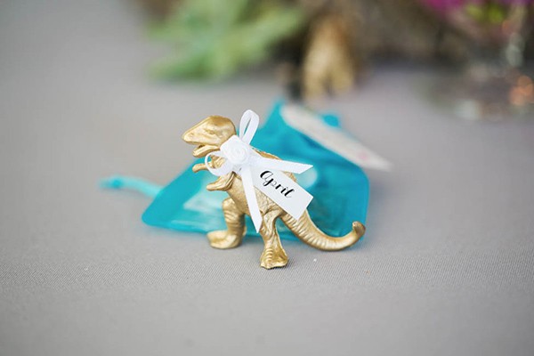 outdoor-wedding-with-bright-color