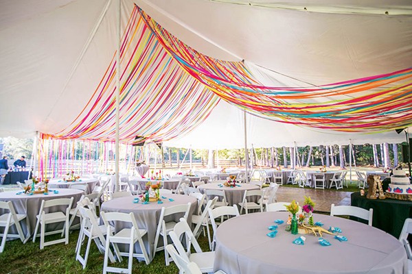 outdoor-wedding-with-bright-color
