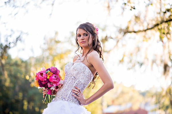 outdoor-wedding-with-bright-color