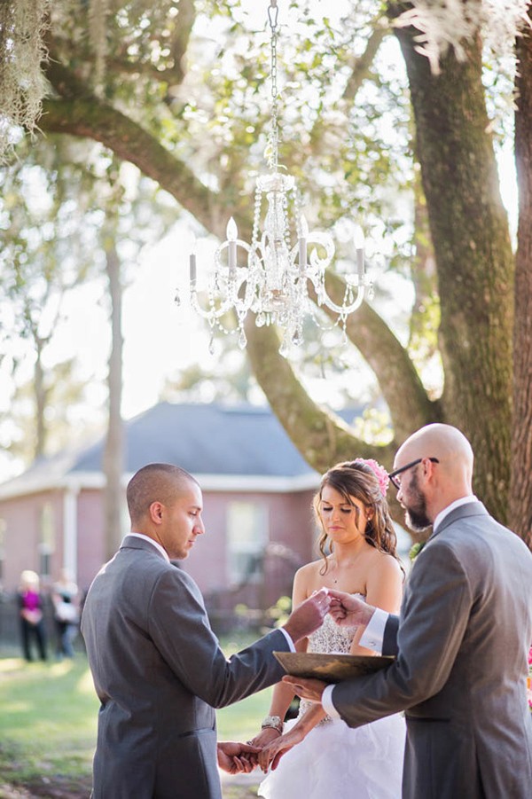 outdoor-wedding-with-bright-color