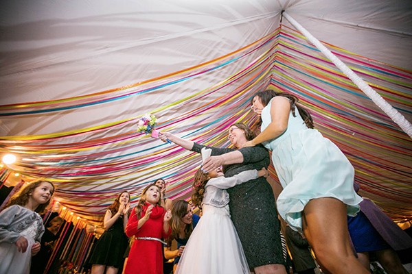 outdoor-wedding-with-bright-color