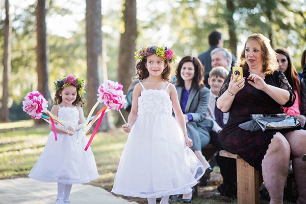 outdoor-wedding-with-bright-color