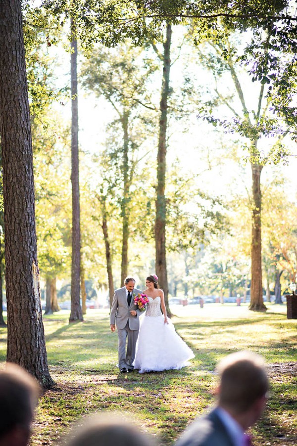 outdoor-wedding-with-bright-color