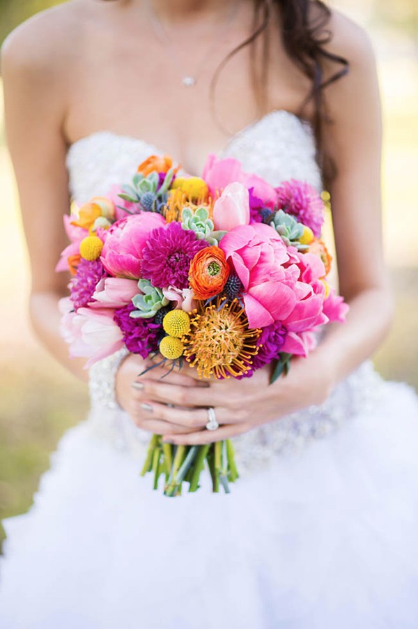 outdoor-wedding-with-bright-color