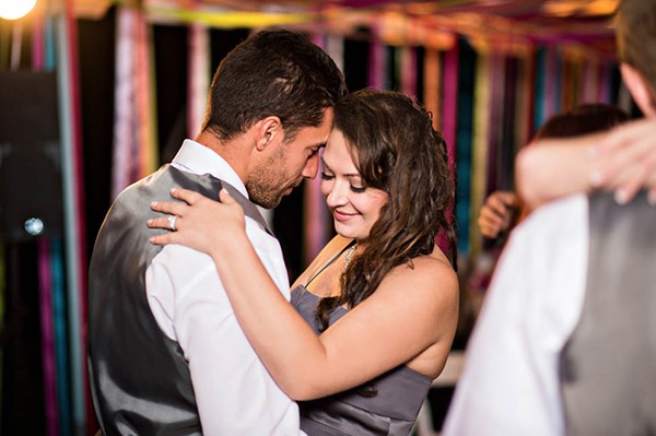 outdoor-wedding-with-bright-color