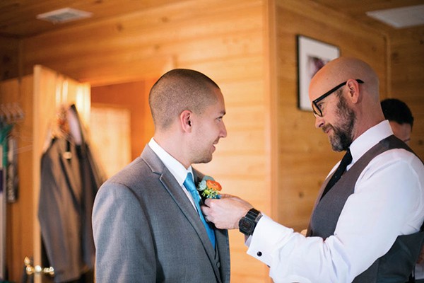outdoor-wedding-with-bright-color
