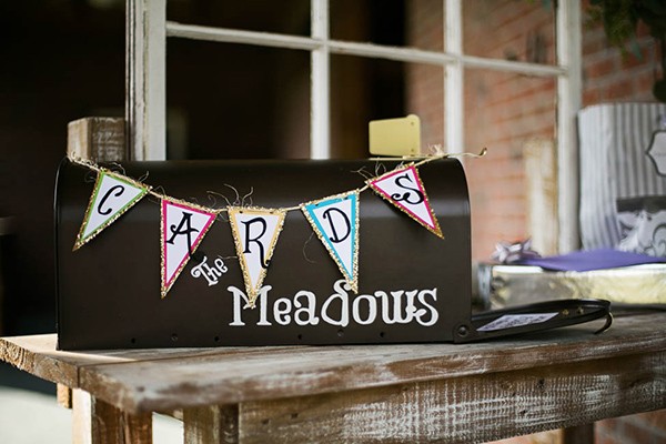 outdoor-wedding-with-bright-color