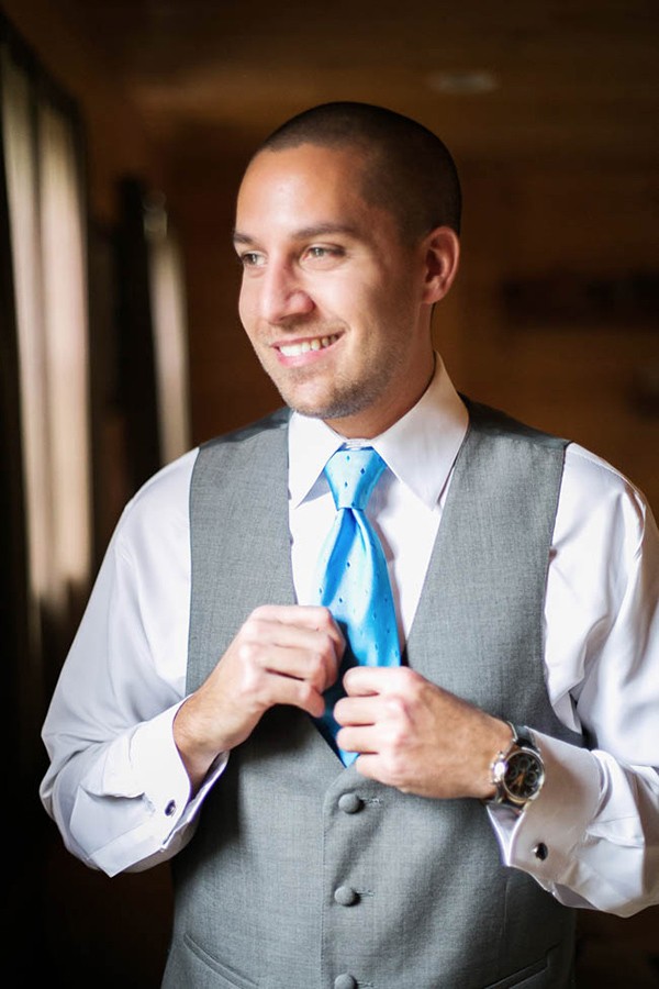 outdoor-wedding-with-bright-color