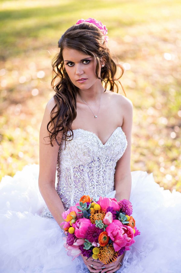 outdoor-wedding-with-bright-color