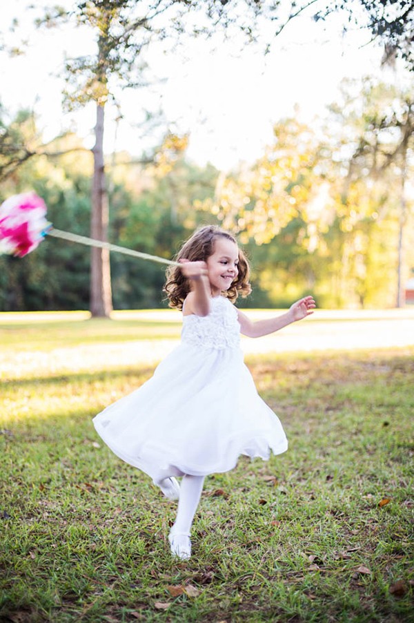 outdoor-wedding-with-bright-color