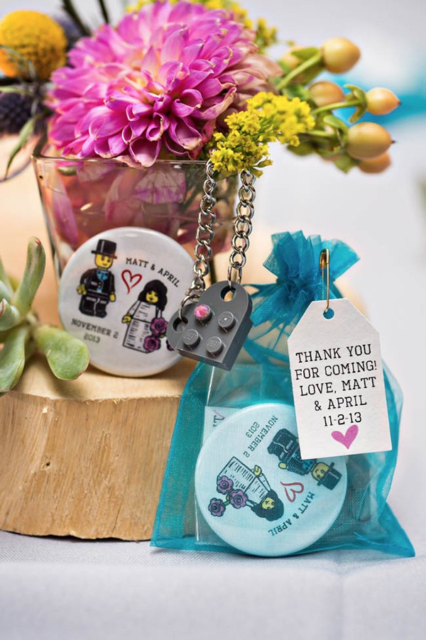 outdoor-wedding-with-bright-color