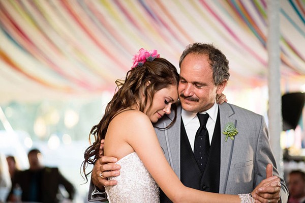 outdoor-wedding-with-bright-color